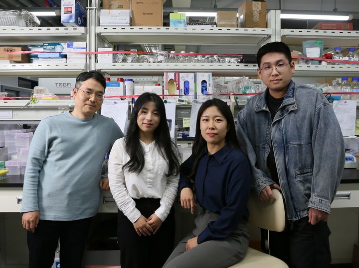 [울산=뉴시스] UNIST 연구진. 왼쪽부터 김재익 교수, 제 1저자 이지은 연구원, 제 1저자 김혜윤 연구원, 제 1저자 김현진 연구원 *재판매 및 DB 금지
