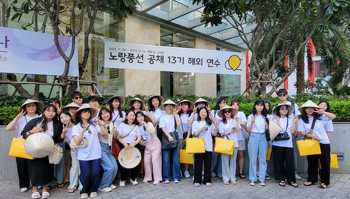 베트남 나트랑 숙소에 도착한 노랑풍선 공채 13기 인턴사원과 임직원. (사진=노랑풍선) *재판매 및 DB 금지