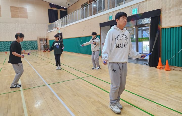 [증평=뉴시스] 아침 틈새시간을 이용해 줄넘기로 체력을 다지는 학생들. (사진=증평중 제공) photo@newsis.com *재판매 및 DB 금지