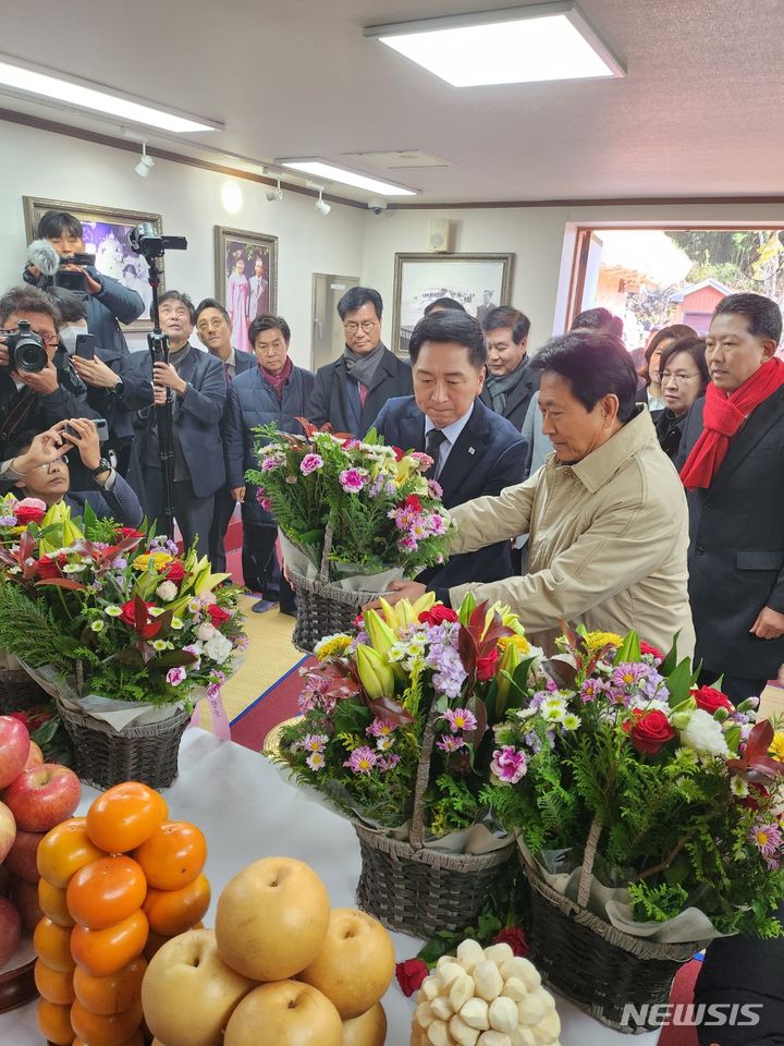 [구미=뉴시스] 박홍식 기자 = 국민의힘 김기현 대표가 14일 오전 경북 구미시 상모동 박정희 전 대통령 생가 추모관에서 열린 '박정희 대통령 탄신 106돌 숭모제례' 행사에서 영정에 헌화하고 있다. 2023.11.14 phs6431@newsis.com