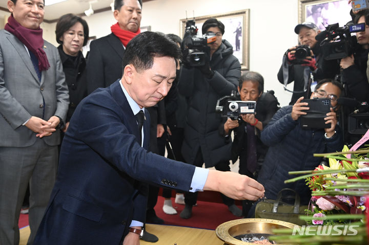 [구미=뉴시스] 박홍식 기자 = 국민의힘 김기현 대표가 14일 오전 경북 구미시 상모동 박정희 전 대통령 생가 추모관에서 열린 '박정희 대통령 탄신 106돌 숭모제례' 행사에서 영정에 헌화하고 있다. 2023.11.14 phs6431@newsis.com