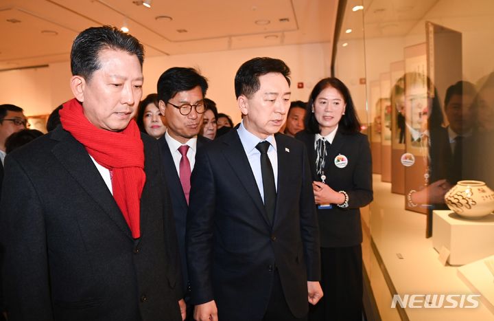 [구미=뉴시스] 박홍식 기자 = 국민의힘 김기현 대표가 14일 오전 경북 구미시 상모동 박정희 전 대통령 생가 추모관에서 열린 '박정희 대통령 탄신 106돌 숭모제례'에 참석해 영정에 헌화한 후 김장호(왼쪽) 구미시장과 박정희 역사자료관 유품을 둘러보고 있다. 2023.11.14 phs6431@newsis.com