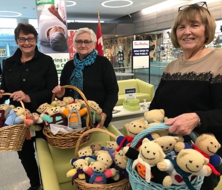 [서울=뉴시스] 지난 4월부터 매주 수요일 캐나다 온타리오주 케임브리지에 있는 웨스트사이드장로교회에 여성 7~12명이 모여 ‘위안을 주는 곰 인형(Teddies of Comfort)’을 만들고 있다고 12일(현지시간) 캐나다 케임브리지투데이가 보도했다. (사진=케임브리지메모리얼병원에 기부된 '위안을 주는 곰 인형'이 바구니에 담긴 모습. 케임브리지메모리얼병원 재단 페이스북.) 2023.11.14. *재판매 및 DB 금지