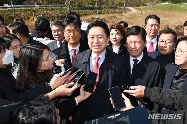 [구미=뉴시스] 박홍식 기자 = 국민의힘 김기현 대표가 14일 경북 구미시 상모동 박정희 전 대통령 생가에서 열린 '박정희 대통령 탄신 106돌 기념식'을 마친 뒤 기자들의 질문에 답하고 있다. 2023.11.14 phs6431@newsis.com