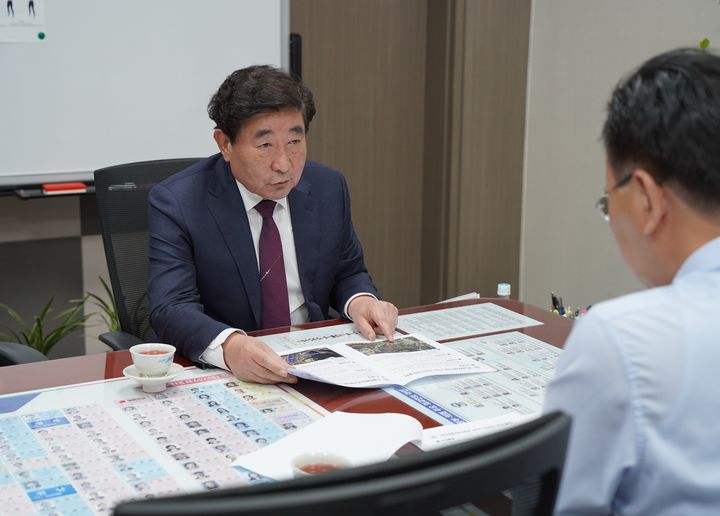 14일 김명기 횡성군수가 유상범 국회의원실을 방문해 지역 현안을 설명하고 국비 확보를 건의하고 있다. *재판매 및 DB 금지