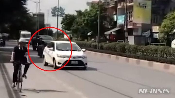 베트남에서 음주 단속을 만나자 후진으로 도주한 운전자가 검거됐다. 목격자가 촬영한 영상이 소셜미디어(SNS)에 공유돼 화제가 됐다. 출처 : @Báo Sức khoẻ & Đời sống