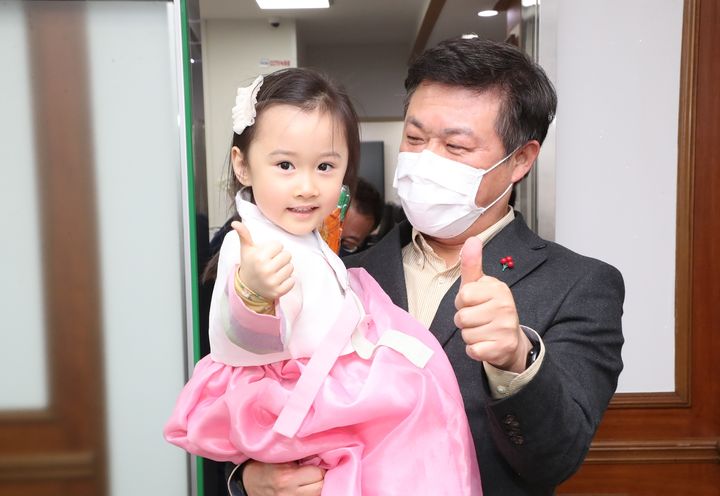 정읍시가 임산부 산후 건강관리비로 20만원 상당의 의료비 쿠폰을 추가지원한다고 밝혔다. 민선 8기 아이 낳고 키우기 좋은 환경 조성을 공약을 내건 이학수 시장이 어린이와 함께 사진을 찍고 있다. *재판매 및 DB 금지