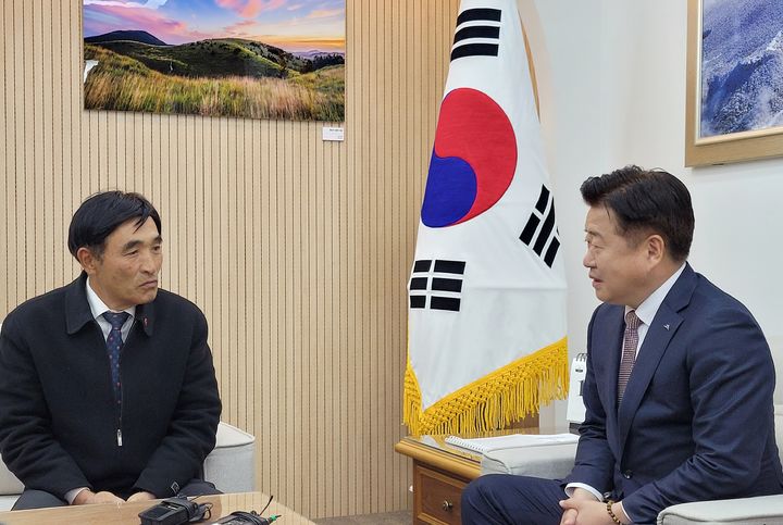 [제주=뉴시스] 이정민 기자 = 14일 제주도지사 집무실에서 오임종(왼쪽) 제주4·3평화재단 이사장 직무대행과 오영훈 제주도지사가 이야기를 나누고 있다. 2023.11.14. 73jmee@newsis.com *재판매 및 DB 금지