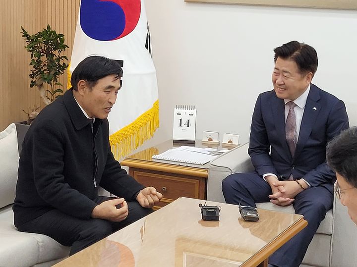 [제주=뉴시스] 이정민 기자 = 14일 제주도지사 집무실에서 오임종(왼쪽) 제주4·3평화재단 이사장 직무대행과 오영훈 제주도지사가 이야기를 나누고 있다. 2023.11.14. 73jmee@newsis.com *재판매 및 DB 금지