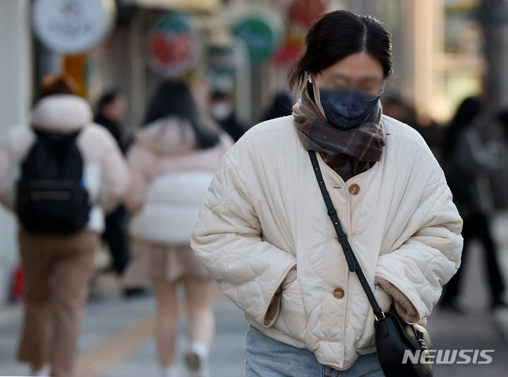 [서울=뉴시스] 김진아 기자 = 2024년도 대학수학능력시험(수능)을 하루 앞둔 15일 수요일은 전국 대부분 지역이 맑은 가운데 낮과 밤의 기온차가 크겠다. 사진은 초겨울 추위가 이어지고 있는 지난 14일 오전 서울 중구 시내에서 시민들이 두터운 외투를 입고 출근하는 모습. 2023.11.14. bluesoda@newsis.com