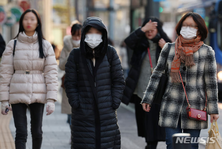 [서울=뉴시스] 김진아 기자 =  2024년도 대학수학능력시험(수능)을 하루 앞둔 오는 15일 수요일은 아침까지 전국 대부분 지역이 춥고 일교차가 크겠다. 사진은 초겨울 추위가 이어지고 있는 지난 14일 오전 서울 중구 시내에서 시민들이 두터운 외투를 입고 출근하는 모습. 2023.11.14. bluesoda@newsis.com