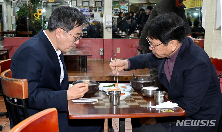 [광주=뉴시스] 김혜인 기자 = 김동연 경기도지사가 14일 오전 고 노무현 대통령이 국밥을 먹은 광주 서구 양동시장 하나분식을 찾아 강기정 광주시장과 조찬 회동을 하고 있다. 2023.11.14. hyein0342@newsis.com