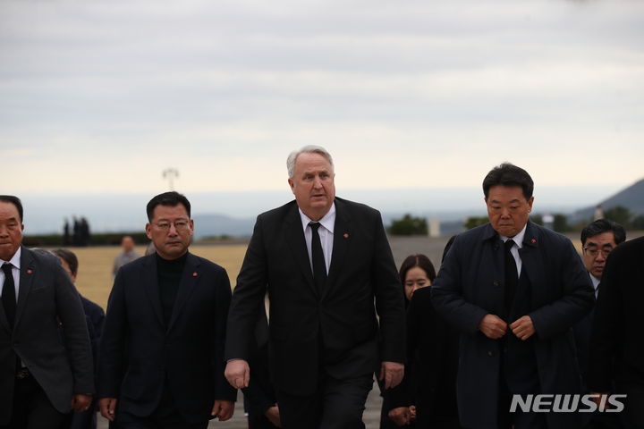 [제주=뉴시스] 우장호 기자 = 인요한 국민의힘 혁신위원장이 14일 오전 제주시 봉개동 제주4·3평화공원을 방문해 희생영령에게 참배하고 있다. 2023.11.14. woo1223@newsis.com