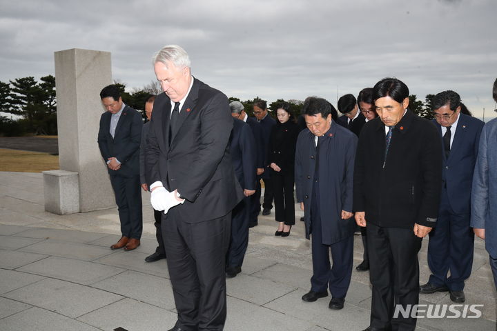 [제주=뉴시스] 우장호 기자 = 인요한 국민의힘 혁신위원장이 14일 오전 제주시 봉개동 제주4·3평화공원을 방문해 희생영령에게 참배하고 있다. 2023.11.14. woo1223@newsis.com