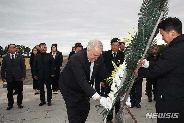 [제주=뉴시스] 우장호 기자 = 인요한 국민의힘 혁신위원장이 14일 오전 제주시 봉개동 제주4·3평화공원을 방문해 희생영령에게 참배하고 있다. 2023.11.14. woo1223@newsis.com