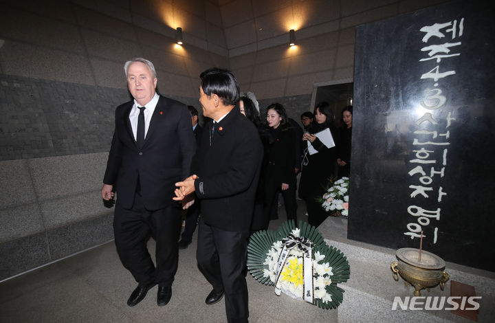 [제주=뉴시스] 우장호 기자 = 인요한 국민의힘 혁신위원장이 14일 오전 제주시 봉개동 제주4·3평화공원을 참배한 후 위패봉안소를 둘러보고 있다. 2023.11.14. woo1223@newsis.com