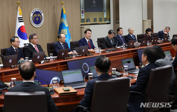 [서울=뉴시스] 조수정 기자 = 윤석열 대통령이 14일 서울 용산 대통령실 청사에서 열린 국무회의를 주재하고 있다. 2023.11.14. chocrystal@newsis.com