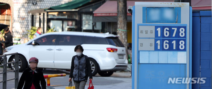 [서울=뉴시스] 김선웅 기자 = 국제유가 하락세가 지속되면서 국내 주유소 휘발유 평균 가격이 3개월 만에 리터당 1600원대로 내려왔다. 한국석유공사 유가정보시스템 오피넷에 따르면 14일 오전 10시 전국 휘발유 평균 판매가격은 L당 1688.29원, 경유는 1635.85원을 기록하고 있다. 이날 서울 소재 주유소에서 휘발유·경유가 판매되고 있다. 2023.11.14. mangusta@newsis.com