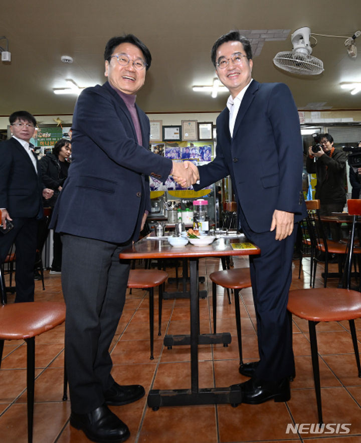 [광주=뉴시스] 김혜인 기자 = 김동연 경기도지사가 14일 오전 고 노무현 대통령이 국밥을 먹은 광주 서구 양동시장 하나분식을 찾아 강기정 광주시장과 조찬 회동을 하고 있다. 2023.11.14. hyein0342@newsis.com