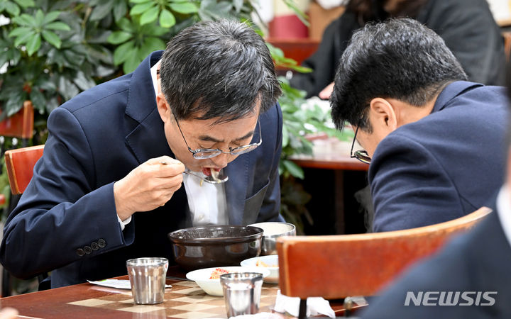 [광주=뉴시스] 김혜인 기자 = 김동연 경기도지사가 14일 오전 고 노무현 대통령이 국밥을 먹은 광주 서구 양동시장 하나분식을 찾아 강기정 광주시장과 조찬 회동하고 있다. 2023.11.14. hyein0342@newsis.com