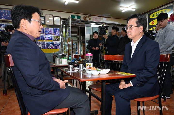 [광주=뉴시스] 김혜인 기자 = 김동연 경기도지사가 14일 오전 고 노무현 대통령이 국밥을 먹은 광주 서구 양동시장 하나분식을 찾아 강기정 광주시장과 조찬 회동을 하고 있다. 2023.11.14. hyein0342@newsis.com