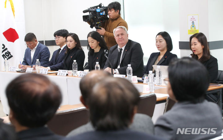 [제주=뉴시스] 우장호 기자 = 인요한 국민의힘 혁신위원장이 14일 오후 제주시 연동에 위치한 국힘 제주도당사를 찾아 당원들과 대화를 나누고 있다. 2023.11.14. woo1223@newsis.com