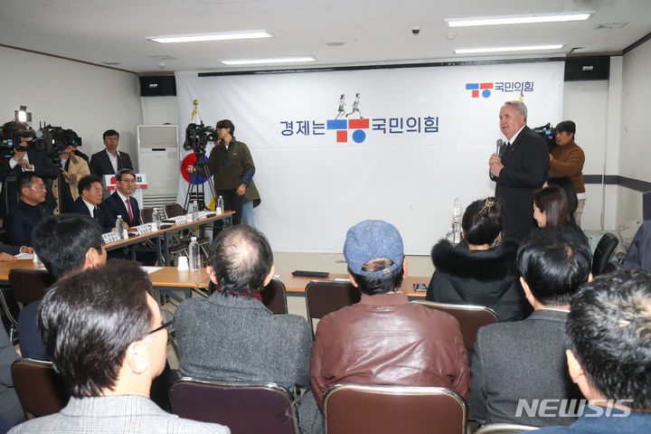 [제주=뉴시스] 우장호 기자 = 인요한 국민의힘 혁신위원장이 14일 제주시 연동에 위치한 국힘 제주도당사를 찾아 당원들과 대화를 나누고 있다. 2023.11.14. woo1223@newsis.com