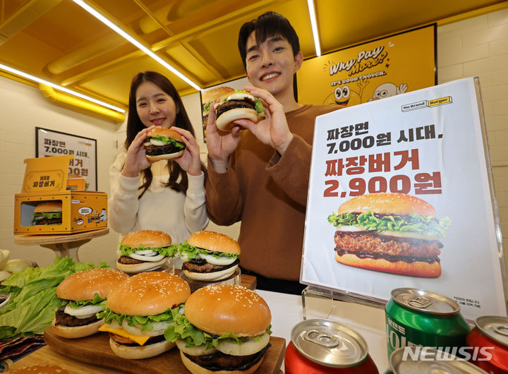 [서울=뉴시스] 김금보 기자 = 신세계푸드가 14일 오전 서울 중구 노브랜드 버거 서울시청점에서 가성비 신제품 '짜장버거'를 공개하고 있다. 2023.11.14. kgb@newsis.com