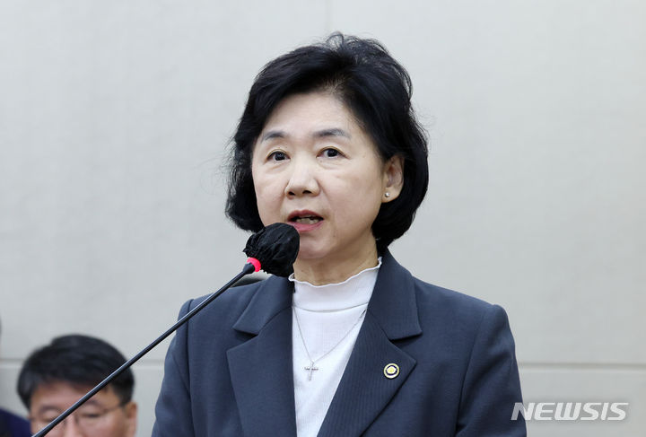 [서울=뉴시스] 이영환 기자 = 질병관리청은 지영미 청장이 지난 6일 전남 화순에 있는 백신 제조사 'GC녹십자'를 방문했다고 밝혔다. 사진은 지영미 질병관리청장이 지난해 11월14일 오전 서울 여의도 국회에서 열린 보건복지위원회 전체회의에 출석한 모습. 2023.11.14. 20hwan@newsis.com