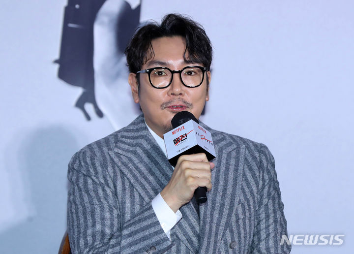 [서울=뉴시스] 김혜진 기자 = 배우 조진웅이 14일 오전 서울 용산구 CGV 아이파크몰에서 열린 넷플릭스 영화 '독전2'(감독 백종열) 제작보고회에서 인사말을 하고 있다. '독전2'는 용산역에서 벌인 지독한 혈투 이후, 여전히 이선생을 쫓는 형사 원호(조진웅)와 사라진 락(오승훈), 다시 나타난 브라이언(차승원)과 사태 수습을 위해 중국에서 온 큰칼(한효주)의 독한 전쟁을 그린 범죄 액션 영화다. 오는 17일 공개. 2023.11.14. jini@newsis.com