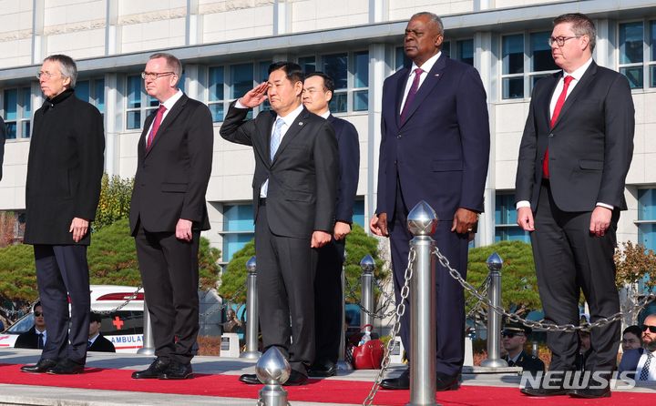 [서울=뉴시스] 최진석 기자 = 신원식 국방부 장관이 14일 오전 서울 용산구 국방부에서 열린 한·유엔사회원국 국방장관회의 의장행사에서 거수경례를 하고 있다. 2023.11.14. myjs@newsis.com