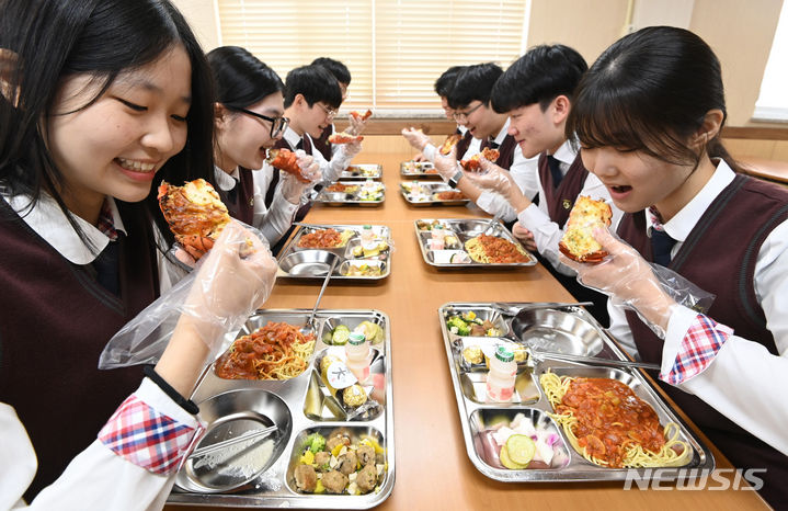 [수원=뉴시스] 김종택기자 = 14일 경기도 수원시 효원고등학교에서 학생들이 점심시간에 랍스터를 먹고 있다. 탄소중립시범학교로 운영 중인 효원고는 학교 급식 음식물 쓰레기 줄이기 활동 결과 전년대비 처리비용 49.2% 절감, 쓰레기발생량 55% 감소에 적극 참여한 학생과 교직원들을 격려하기 위해 랍스터 테일 구이를 점심 식단으로 제공했다. 2023.11.14. jtk@newsis.com