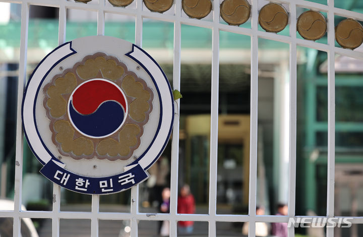 [서울=뉴시스] 정부청사 출입문 2023.11.14. kmx1105@newsis.com