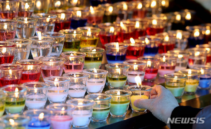 [대구=뉴시스] 이무열 기자 = 2024학년도 대학수학능력시험을 이틀 앞둔 14일 대구 중구 천주교 대구대교구청 성모당에서 열린 '수험생 응원 미사'에 참석한 수험생 학부모들이 수능 고득점을 기원하며 촛불을 켜고 있다. 2023.11.14. lmy@newsis.com