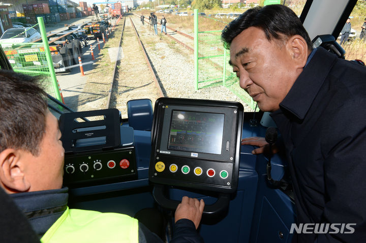 [울산=뉴시스] 배병수 기자 = 김두겸 울산시장이 지난해 11월 14일 울산 남구 매암동 일원에서 진행된 수소전기트램 실증 운행 시승행사에서 기관사와 대화를 나누고 있다. 2023.11.14. bbs@newsis.com