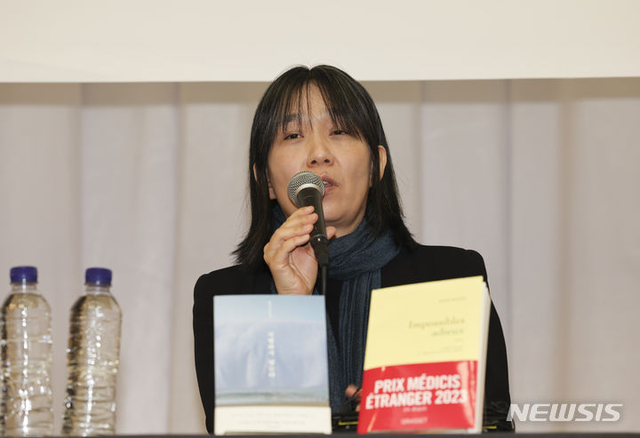 [서울=뉴시스] 김근수 기자 = 장편소설 '작별하지 않는다'로 프랑스 메디치 외국문학상을 수상한 작가 한강이 14일 오후 서울 양천구 한국방송회관에서 열린 기자간담회에서 수상소감을 말하고 있다. 2023.11.14. ks@newsis.com