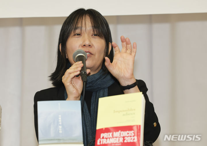 [서울=뉴시스] 김근수 기자 = 장편소설 '작별하지 않는다'로 프랑스 메디치 외국문학상을 수상한 작가 한강이 14일 오후 서울 양천구 한국방송회관에서 열린 기자간담회에서 수상소감을 말하고 있다. 2023.11.14. ks@newsis.com