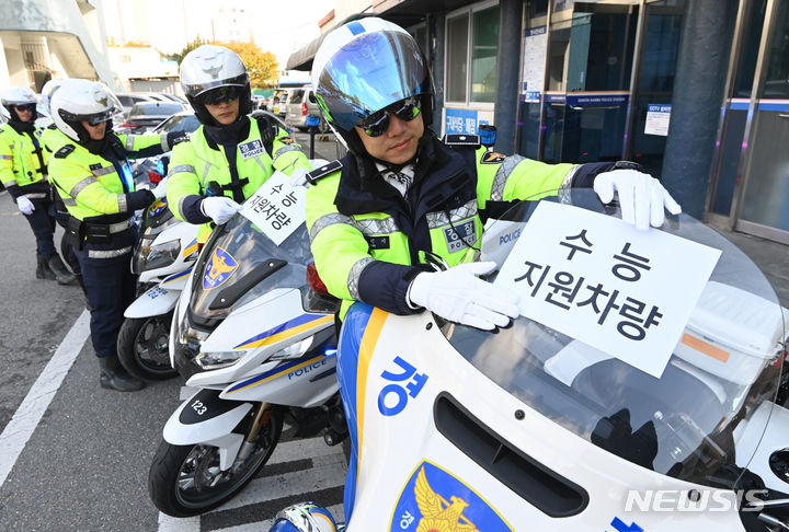 [수원=뉴시스] 김종택기자 = 2024학년도 대학수학능력시험을 이틀 앞둔 14일 경기도 수원남부경찰서에서 교통안전계 경찰들이 수능지원차량에 안내문을 부착하고 있다. 2023.11.14. jtk@newsis.com