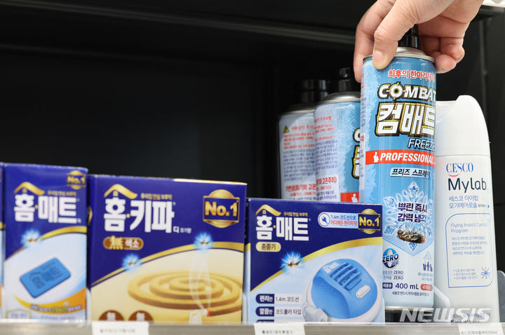[서울=뉴시스] 황준선 기자 = 봄의 중반부에 접어든 4월임에도 모기가 사람들의 귀를 시끄럽게 하자, 시민들은 모기 때문에 밤잠을 설칠까 우려하고 있다. 사진은 지난해 11월14일 오후 서울 시내 한 CU 매장에 살충제가 진열 돼 있는 모습. 2023.11.14. hwang@newsis.com