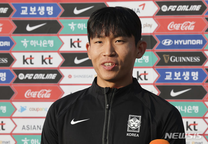 [서울=뉴시스] 김근수 기자 = 2026 피파 북중미 월드컵 아시아 지역 2차 예선을 앞둔 한국 남자 축구대표팀 정우영이 14일 서울 목동운동장 주경기장에서 훈련에 앞서 취재진 질문에 답하고 있다. 2023.11.14. ks@newsis.com
