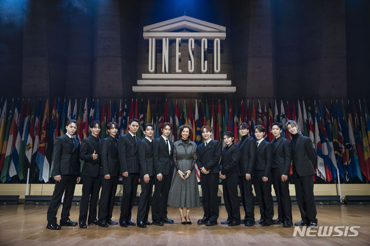 [파리=AP/뉴시스] 아이돌 그룹 세븐틴이 14일(현지시각) 프랑스 파리의 유네스코 본부에서 열린 제13회 청년 포럼 무대에 올라 공연 전 오드레 아줄레(가운데) 유네스코 사무총장과 함께 기념 촬영을 하고 있다. 세븐틴은 이날 유네스코 총회와 함께 2년마다 열리는 청년 포럼 무대에서 세계 청년들에게 연대와 희망의 메시지를 전달하고 공연을 펼쳤다. 2023.11.15.