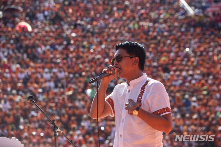 [안타나나리보=AP/뉴시스] 안드리 라조엘리나 전 마다가스카르 대통령이 지난 2023년 11월12일(현지시각) 안타나나리보에서 선거 유세를 하던 모습. 2025.10.25.