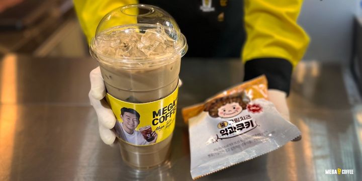 할메가커피와 뚱크림치즈약과쿠키. (사진=메가MGC커피 제공) *재판매 및 DB 금지