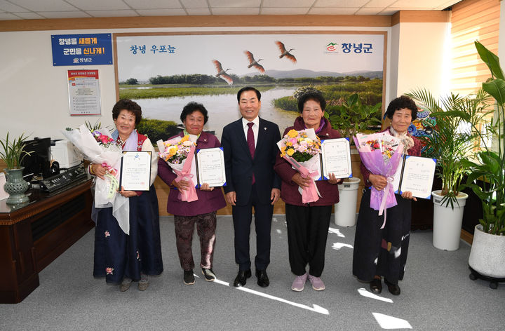 성낙인 창녕군수가 경남 성인문해교육 시화전 수여자와 기념촬영을 하고 있다. (사진=창녕군 제공) *재판매 및 DB 금지