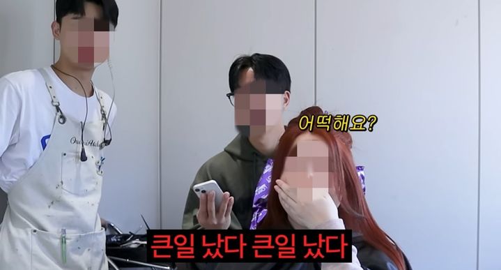 [서울=뉴시스]유튜버 기우쌤이 사연자의 모발에 밝은 염색약을 도포하고 15분이 지났지만 변화가 없자 당황하고 있다. (사진='사실 그냥 온 몸의 털이 다 빨간색이에요' 유튜브 캡처)2023.11.15 *재판매 및 DB 금지