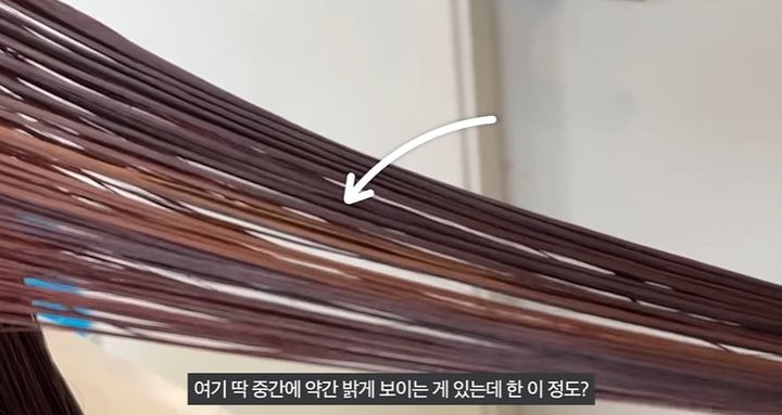 [서울=뉴시스]유튜버 기우쌤이 사연자의 모발에 탈색약을 도포했지만 큰 변화가 없는 모습이다. (사진='사실 그냥 온 몸의 털이 다 빨간색이에요' 유튜브 캡처)2023.11.15 *재판매 및 DB 금지