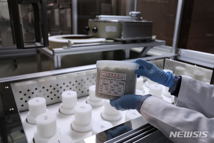 유통단계 수산물 방사능 검사 모습. 뉴시스 자료사진.