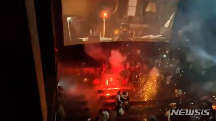 인도 영화관에서 스타 배우가 스크린에 등장하자 일부 팬들이 실내에서 폭죽을 터뜨려 아수라장이 되는 사고가 벌어졌다. 배우가 직접 자제를 당부했지만, 인도 영화관에서 극성팬들의 위험한 불꽃쇼가 이어지고 있다. 출처 : ravipratapdubey