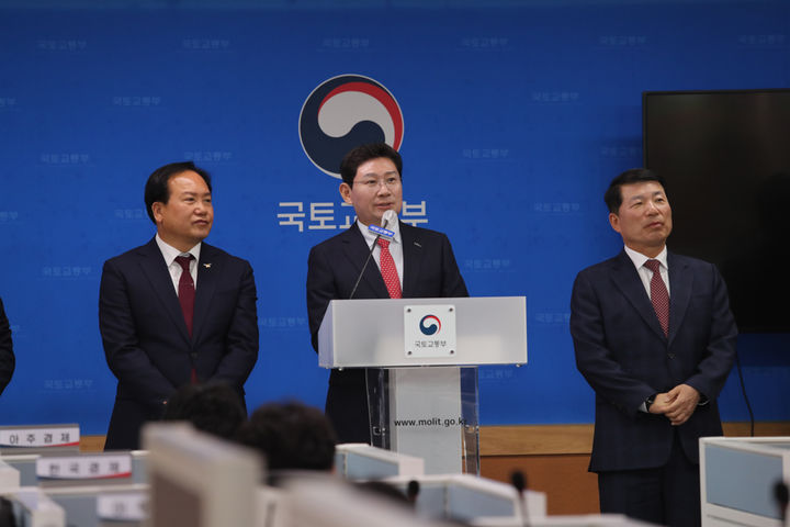 15일 세종시 국토교통부 청사에서 공공주택지구 지정 계획이 발표된 가운데 이상일 용인특례시장이 기자들의 질의에 답변하고 있다.(사진=용인시 제공) *재판매 및 DB 금지