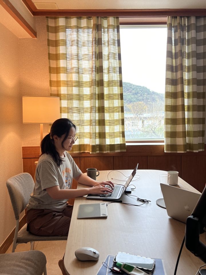 [고성(경남)=뉴시스] 신정철 기자= 경남 고성군이 청년친화도시 조성을 위해 영오면 영산리 일원에 구축된 '맞춤형워케이션플랫폼'의 ‘워케이션 프로그램’이 본격 가동되면서 외지 청년들의 방문이 이어지고 있다고 15일 밝혔다.사진은 워케이션플랫폼 내부 모습.(사진=고성군 제공).2023.11.15. photo@newsis.com *재판매 및 DB 금지